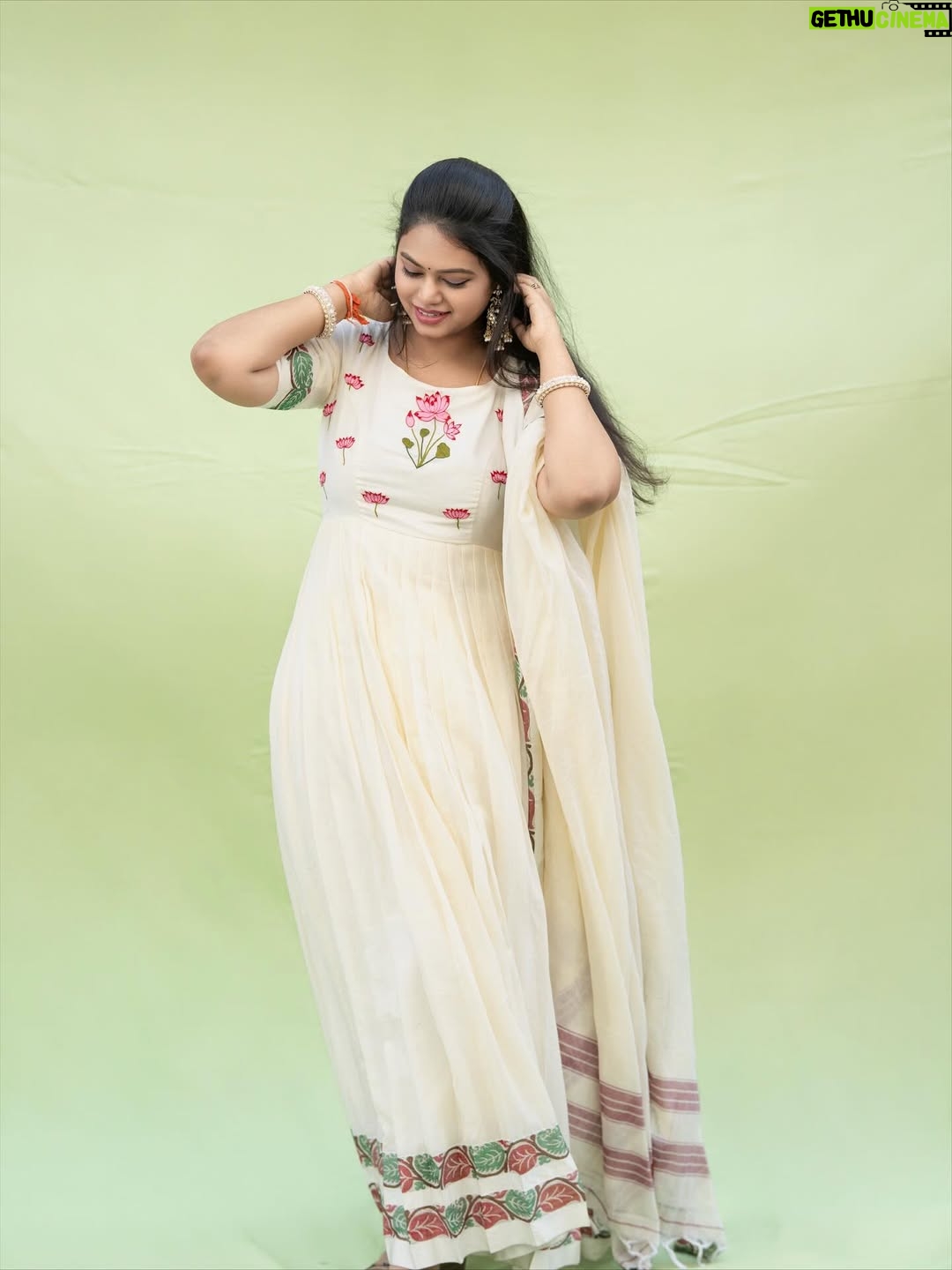 Ramya Behara - 37.6K Likes - Don’t let anyone dim the glow you carry❤️✨

Outfit by @vastra_suka 
Captured by @yes_myclicks