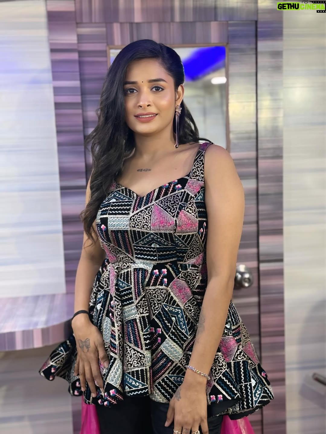 Ramya Joo - 140.4K Likes - 🖤🩷🖤

Makeup - @jshreez_makeupartistry 🖤

Hairstylist - @ashwin.durairaj 🖤
