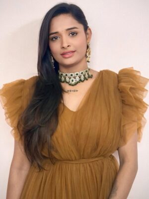 Ramya Joo Instagram - Thank you for this beautiful dress & jwells 🥹🙈💛🫂
Dress by - @max_rental_studio 💛
Jewellery by - @studiobluefashions 💚