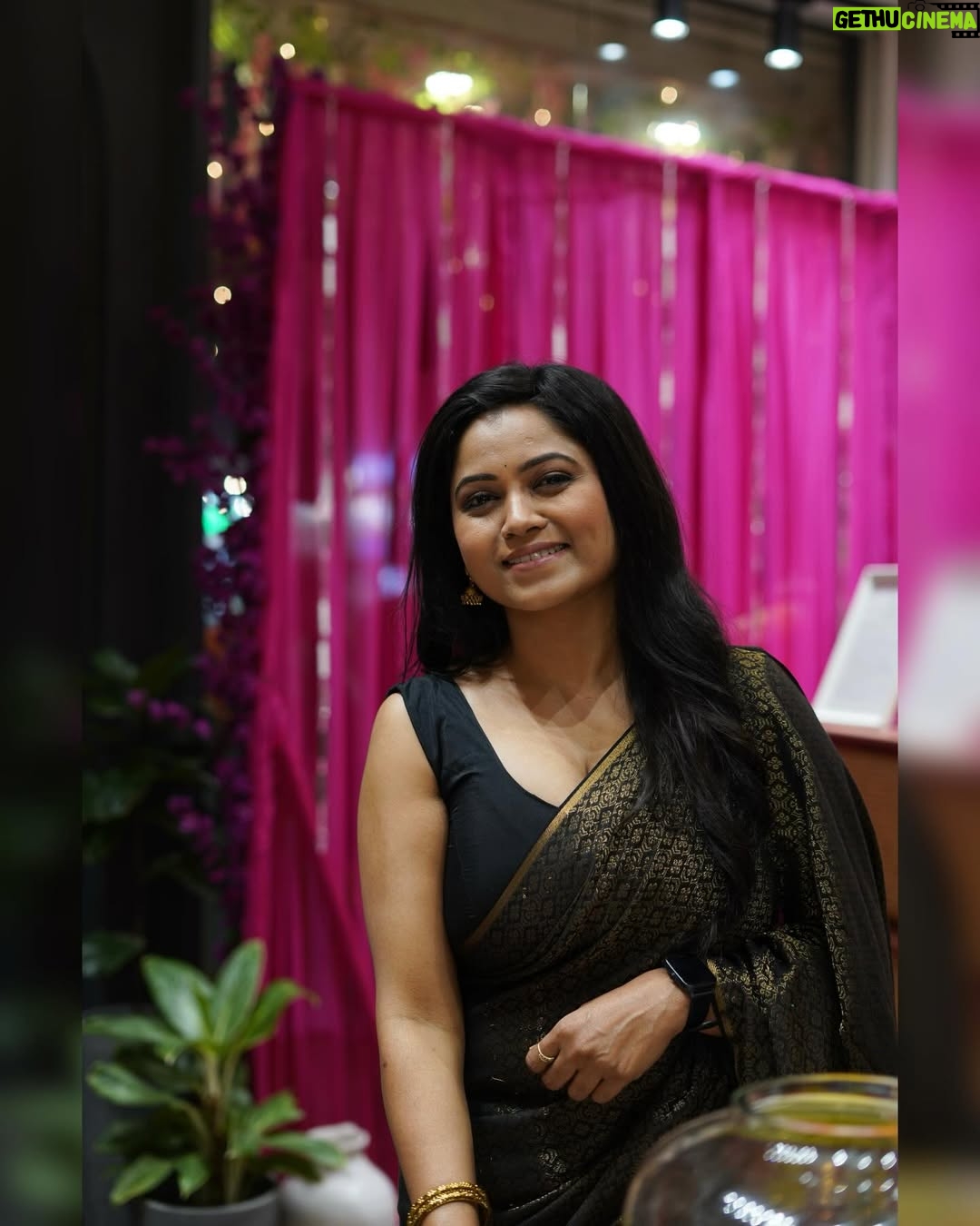Rasika Vengurlekar - 12.3K Likes - मकरसंक्रांतीच्या शुभेच्छा ✨

खरं खरं आणि गोड गोड बोला