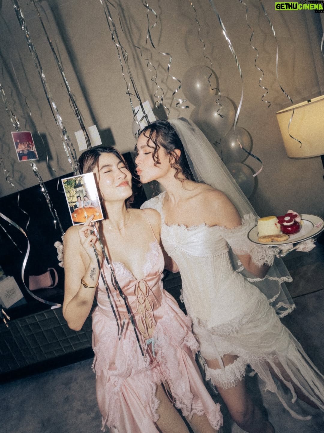 Rasri Balenciaga - 140.1K Likes - Afternoon tea party ในฝันของสาวหวาน💖🫖🍸