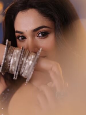 Reeshma Nanaiah Instagram - For KD promotions on Big Boss Kannada 💙💙

Photographer - @nivas_narayan 
Styling and outfit- @arulaa_by_rashmianooprao