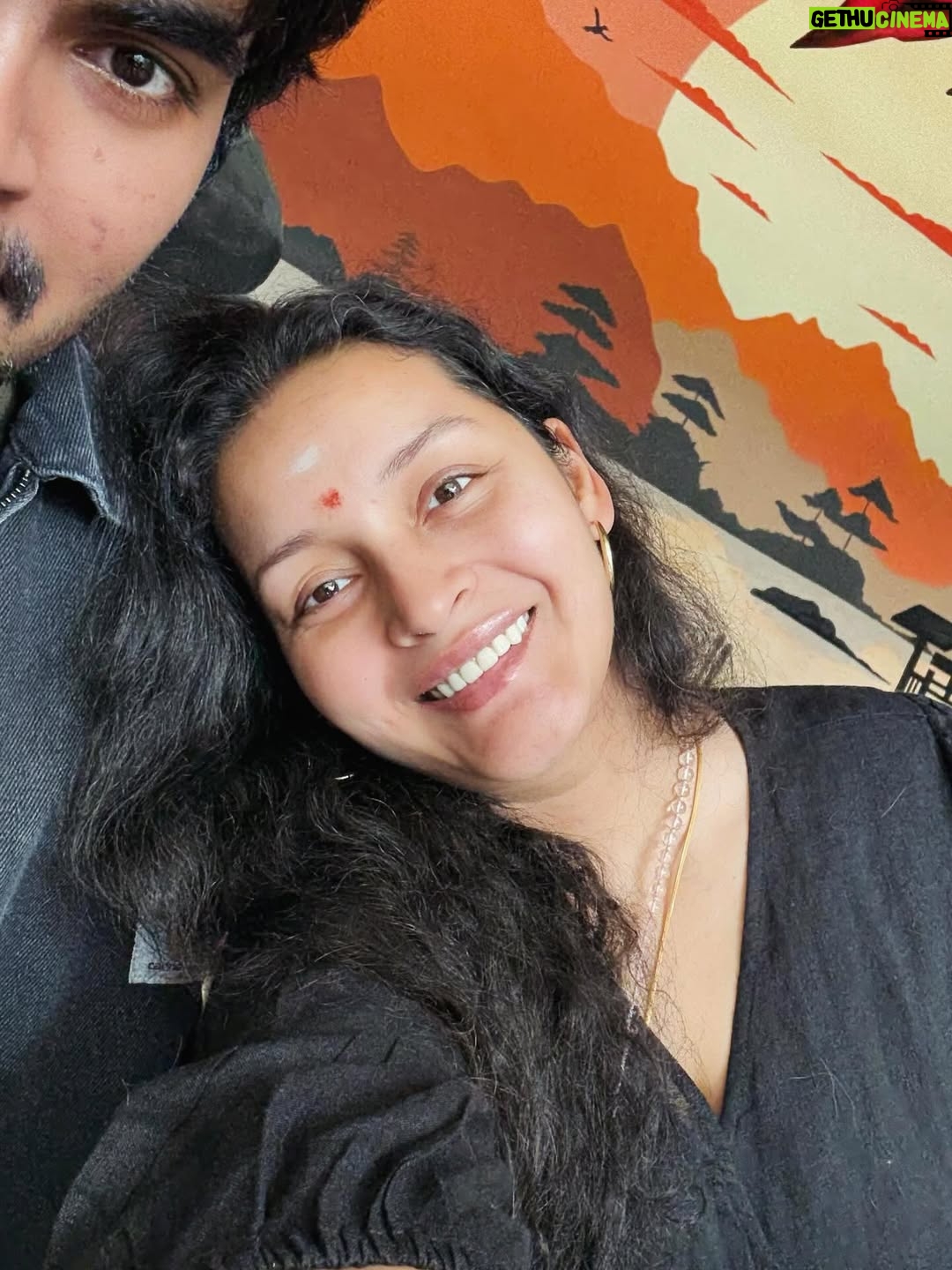 Renu Desai - 79.8K Likes - My baby’s shoulder is my comfort zone🥰
(The difference in leaning on his shoulder and leaning on the car window )