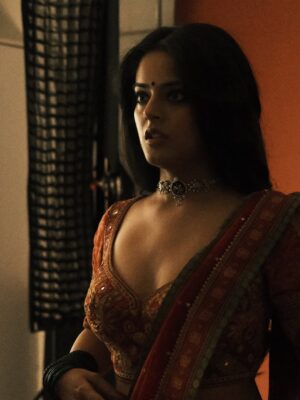Riddhi Kumar Instagram - Some colour some grey 🥀 

BTS with cuties 

Stylist : @radhikamehra 
MUA : @vaishnavisingh2.0 
Hair : @hair_by_gulnaaz 
Also photos by @hiyadasari_ are the besttt!

#bts #photoshoot #indianethnicwear