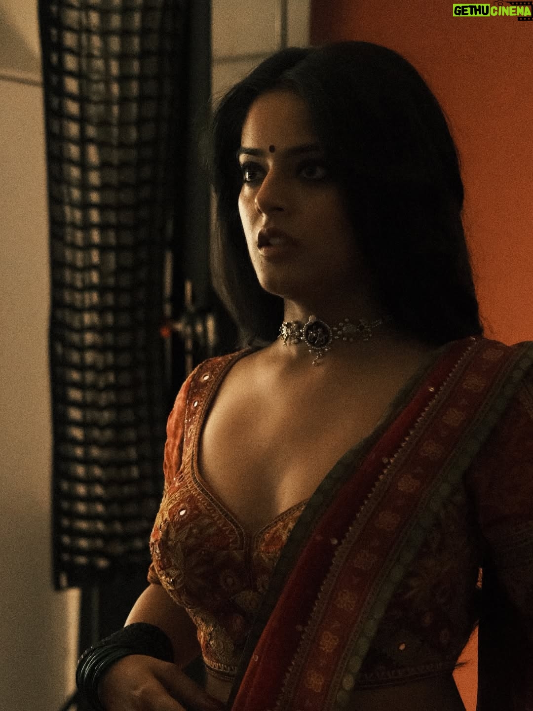 Riddhi Kumar - 38.6K Likes - Some colour some grey 🥀 

BTS with cuties 

Stylist : @radhikamehra 
MUA : @vaishnavisingh2.0 
Hair : @hair_by_gulnaaz 
Also photos by @hiyadasari_ are the besttt!

#bts #photoshoot #indianethnicwear