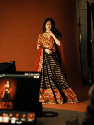 Riddhi Kumar Instagram - Some colour some grey 🥀 

BTS with cuties 

Stylist : @radhikamehra 
MUA : @vaishnavisingh2.0 
Hair : @hair_by_gulnaaz 
Also photos by @hiyadasari_ are the besttt!

#bts #photoshoot #indianethnicwear