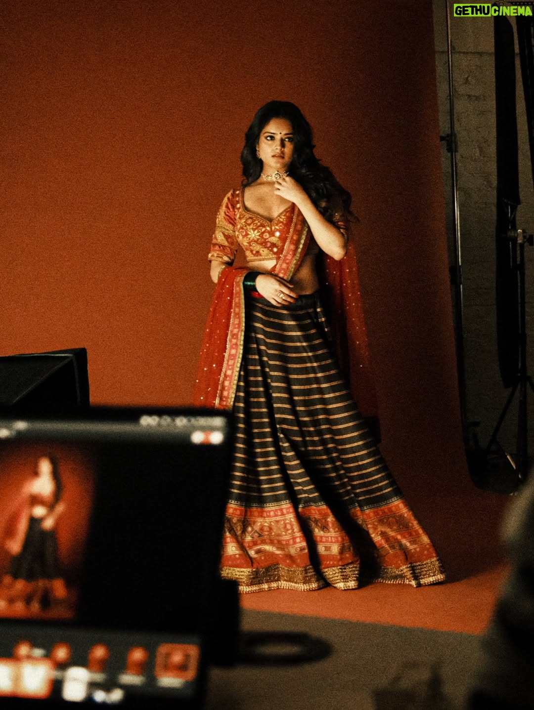 Riddhi Kumar - 38.6K Likes - Some colour some grey 🥀 

BTS with cuties 

Stylist : @radhikamehra 
MUA : @vaishnavisingh2.0 
Hair : @hair_by_gulnaaz 
Also photos by @hiyadasari_ are the besttt!

#bts #photoshoot #indianethnicwear