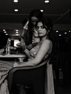 Riddhi Kumar Instagram - Some colour some grey 🥀 

BTS with cuties 

Stylist : @radhikamehra 
MUA : @vaishnavisingh2.0 
Hair : @hair_by_gulnaaz 
Also photos by @hiyadasari_ are the besttt!

#bts #photoshoot #indianethnicwear