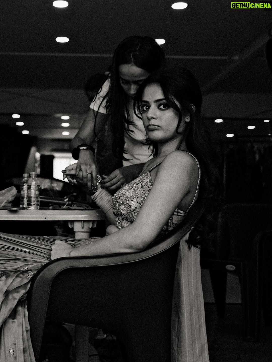 Riddhi Kumar - 38.6K Likes - Some colour some grey 🥀 

BTS with cuties 

Stylist : @radhikamehra 
MUA : @vaishnavisingh2.0 
Hair : @hair_by_gulnaaz 
Also photos by @hiyadasari_ are the besttt!

#bts #photoshoot #indianethnicwear