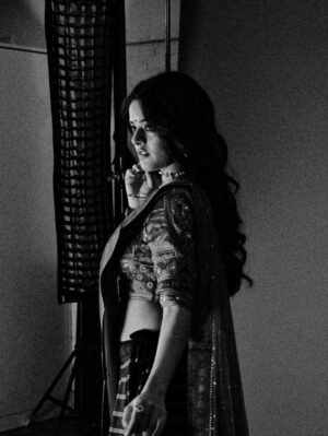 Riddhi Kumar Instagram - Some colour some grey 🥀 

BTS with cuties 

Stylist : @radhikamehra 
MUA : @vaishnavisingh2.0 
Hair : @hair_by_gulnaaz 
Also photos by @hiyadasari_ are the besttt!

#bts #photoshoot #indianethnicwear