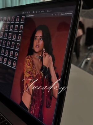 Riddhi Kumar Instagram - Some colour some grey 🥀 

BTS with cuties 

Stylist : @radhikamehra 
MUA : @vaishnavisingh2.0 
Hair : @hair_by_gulnaaz 
Also photos by @hiyadasari_ are the besttt!

#bts #photoshoot #indianethnicwear