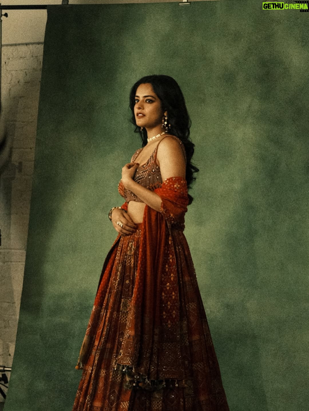 Riddhi Kumar - 38.6K Likes - Some colour some grey 🥀 

BTS with cuties 

Stylist : @radhikamehra 
MUA : @vaishnavisingh2.0 
Hair : @hair_by_gulnaaz 
Also photos by @hiyadasari_ are the besttt!

#bts #photoshoot #indianethnicwear