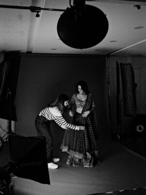 Riddhi Kumar Instagram - Some colour some grey 🥀 

BTS with cuties 

Stylist : @radhikamehra 
MUA : @vaishnavisingh2.0 
Hair : @hair_by_gulnaaz 
Also photos by @hiyadasari_ are the besttt!

#bts #photoshoot #indianethnicwear