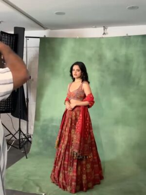 Riddhi Kumar Instagram - Some colour some grey 🥀 

BTS with cuties 

Stylist : @radhikamehra 
MUA : @vaishnavisingh2.0 
Hair : @hair_by_gulnaaz 
Also photos by @hiyadasari_ are the besttt!

#bts #photoshoot #indianethnicwear