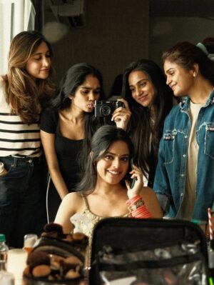 Riddhi Kumar Instagram - Some colour some grey 🥀 

BTS with cuties 

Stylist : @radhikamehra 
MUA : @vaishnavisingh2.0 
Hair : @hair_by_gulnaaz 
Also photos by @hiyadasari_ are the besttt!

#bts #photoshoot #indianethnicwear