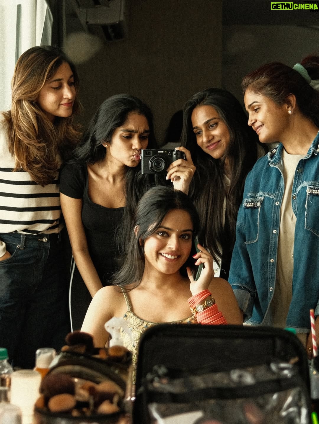 Riddhi Kumar - 38.6K Likes - Some colour some grey 🥀 

BTS with cuties 

Stylist : @radhikamehra 
MUA : @vaishnavisingh2.0 
Hair : @hair_by_gulnaaz 
Also photos by @hiyadasari_ are the besttt!

#bts #photoshoot #indianethnicwear