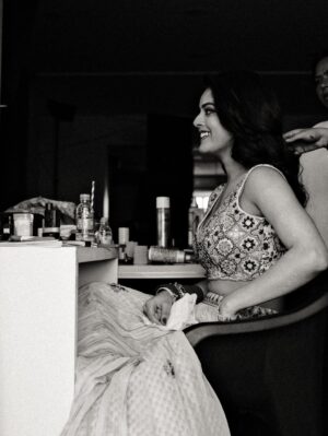 Riddhi Kumar Instagram - Some colour some grey 🥀 

BTS with cuties 

Stylist : @radhikamehra 
MUA : @vaishnavisingh2.0 
Hair : @hair_by_gulnaaz 
Also photos by @hiyadasari_ are the besttt!

#bts #photoshoot #indianethnicwear