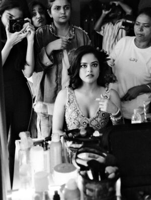 Riddhi Kumar Instagram - Some colour some grey 🥀 

BTS with cuties 

Stylist : @radhikamehra 
MUA : @vaishnavisingh2.0 
Hair : @hair_by_gulnaaz 
Also photos by @hiyadasari_ are the besttt!

#bts #photoshoot #indianethnicwear