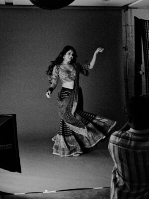 Riddhi Kumar Instagram - Some colour some grey 🥀 

BTS with cuties 

Stylist : @radhikamehra 
MUA : @vaishnavisingh2.0 
Hair : @hair_by_gulnaaz 
Also photos by @hiyadasari_ are the besttt!

#bts #photoshoot #indianethnicwear