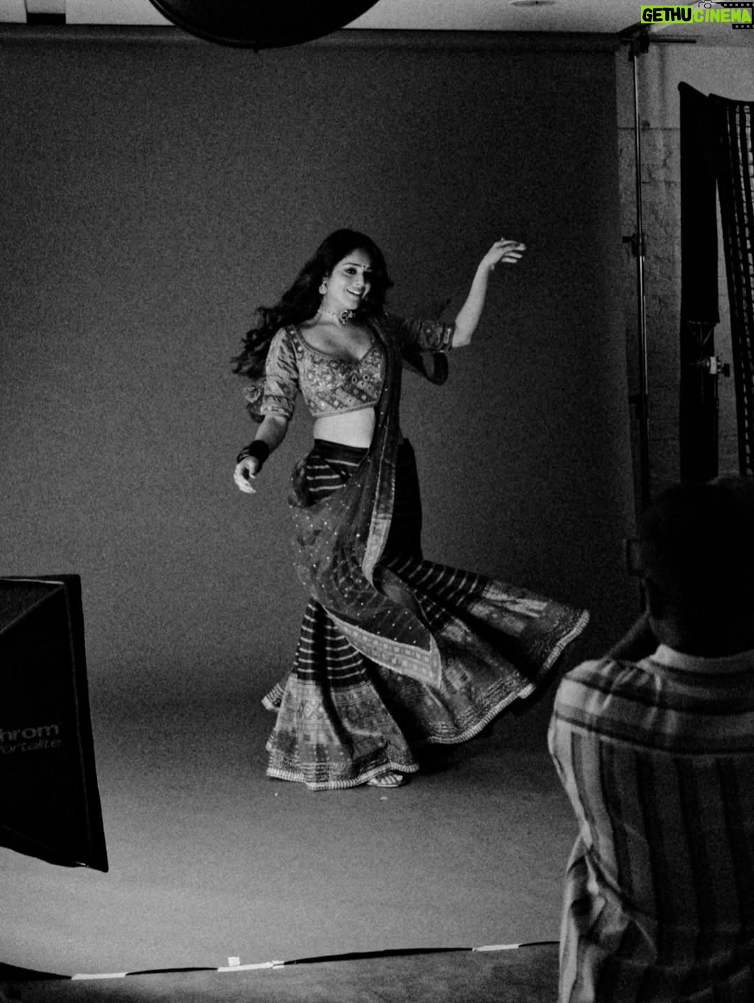 Riddhi Kumar - 38.6K Likes - Some colour some grey 🥀 

BTS with cuties 

Stylist : @radhikamehra 
MUA : @vaishnavisingh2.0 
Hair : @hair_by_gulnaaz 
Also photos by @hiyadasari_ are the besttt!

#bts #photoshoot #indianethnicwear