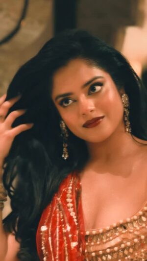 Riddhi Kumar Instagram - Best part about getting ready? 
Looking into the mirror 😌🌹

Video by @ikjerry6 

#redsaree #sareeinspo #vintageglam
