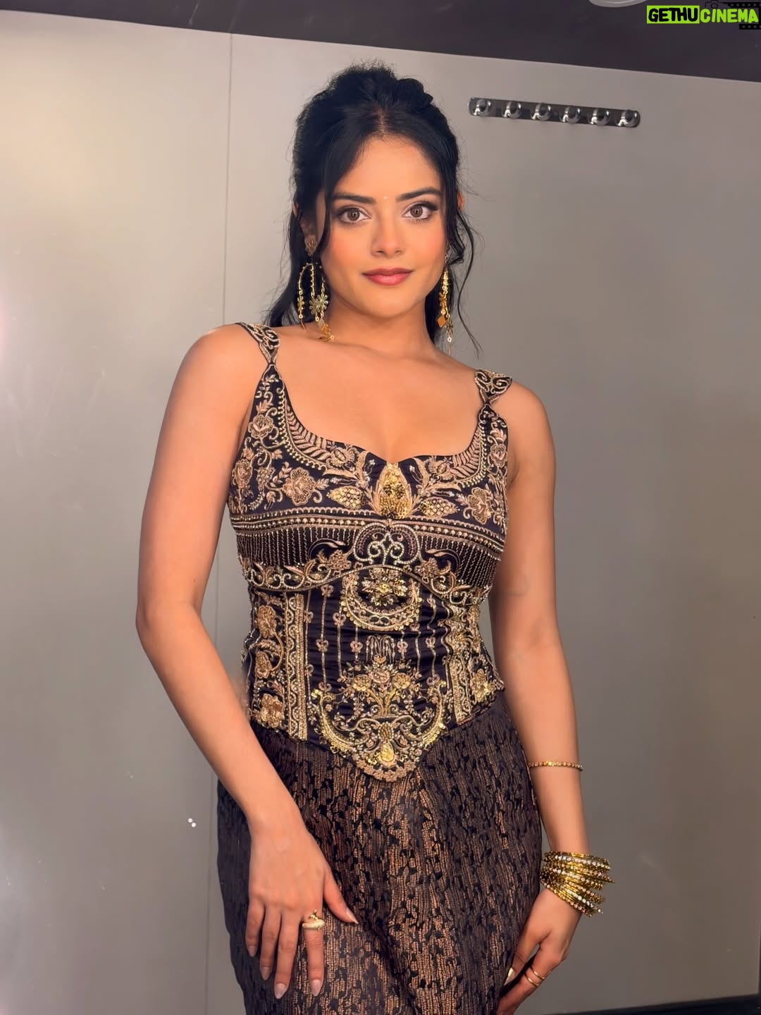 Riddhi Kumar - 65.7K Likes - ✨

Outfit:- @tanva_by_deepika 
Acessories:- @sholdsherni @trishya_jewellery
Styling:- @shefalideora_
Style team:- @aksharamahi7
HMU - @makeuphairbydeepa 
Photographer - @arora.yogesh 🙈
@ohanatalents
