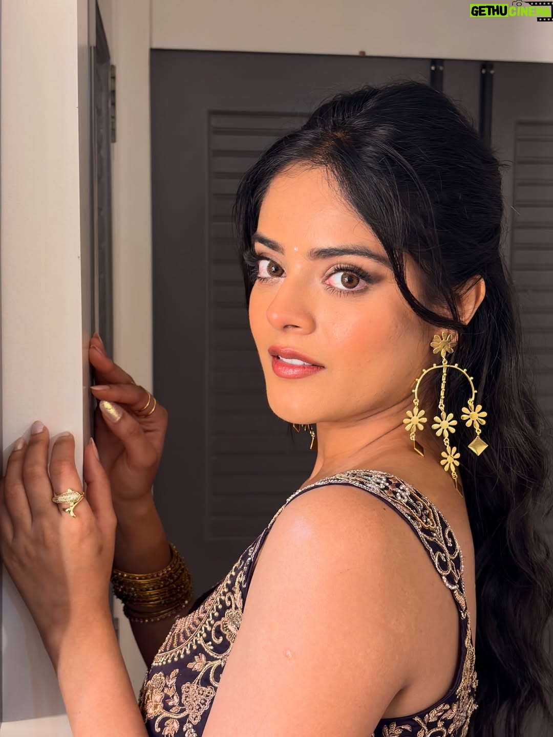 Riddhi Kumar - 65.7K Likes - ✨

Outfit:- @tanva_by_deepika 
Acessories:- @sholdsherni @trishya_jewellery
Styling:- @shefalideora_
Style team:- @aksharamahi7
HMU - @makeuphairbydeepa 
Photographer - @arora.yogesh 🙈
@ohanatalents