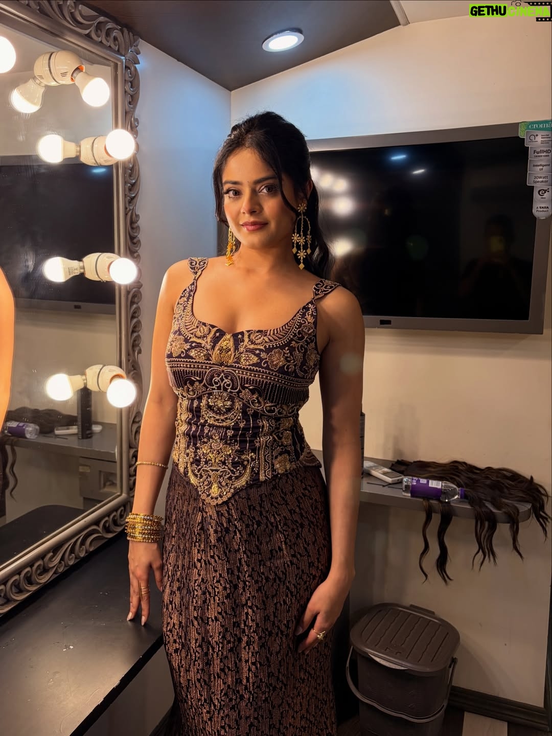 Riddhi Kumar - 65.7K Likes - ✨

Outfit:- @tanva_by_deepika 
Acessories:- @sholdsherni @trishya_jewellery
Styling:- @shefalideora_
Style team:- @aksharamahi7
HMU - @makeuphairbydeepa 
Photographer - @arora.yogesh 🙈
@ohanatalents