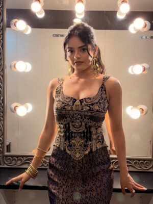 Riddhi Kumar Instagram - ✨

Outfit:- @tanva_by_deepika 
Acessories:- @sholdsherni @trishya_jewellery
Styling:- @shefalideora_
Style team:- @aksharamahi7
HMU - @makeuphairbydeepa 
Photographer - @arora.yogesh 🙈
@ohanatalents