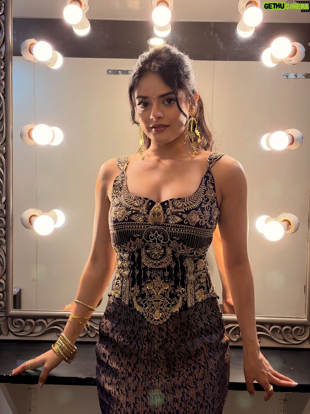 Riddhi Kumar - 65.7K Likes - ✨

Outfit:- @tanva_by_deepika 
Acessories:- @sholdsherni @trishya_jewellery
Styling:- @shefalideora_
Style team:- @aksharamahi7
HMU - @makeuphairbydeepa 
Photographer - @arora.yogesh 🙈
@ohanatalents