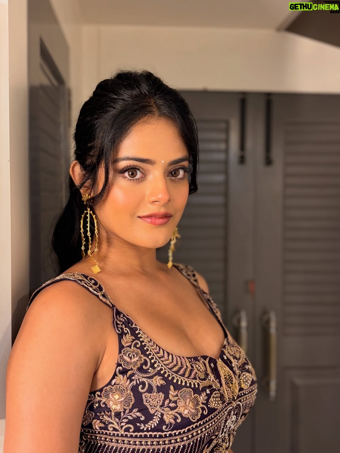 Riddhi Kumar - 65.7K Likes - ✨

Outfit:- @tanva_by_deepika 
Acessories:- @sholdsherni @trishya_jewellery
Styling:- @shefalideora_
Style team:- @aksharamahi7
HMU - @makeuphairbydeepa 
Photographer - @arora.yogesh 🙈
@ohanatalents