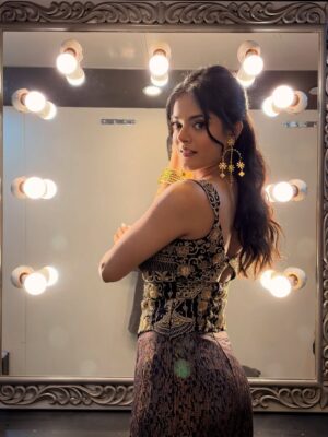 Riddhi Kumar Instagram - ✨

Outfit:- @tanva_by_deepika 
Acessories:- @sholdsherni @trishya_jewellery
Styling:- @shefalideora_
Style team:- @aksharamahi7
HMU - @makeuphairbydeepa 
Photographer - @arora.yogesh 🙈
@ohanatalents