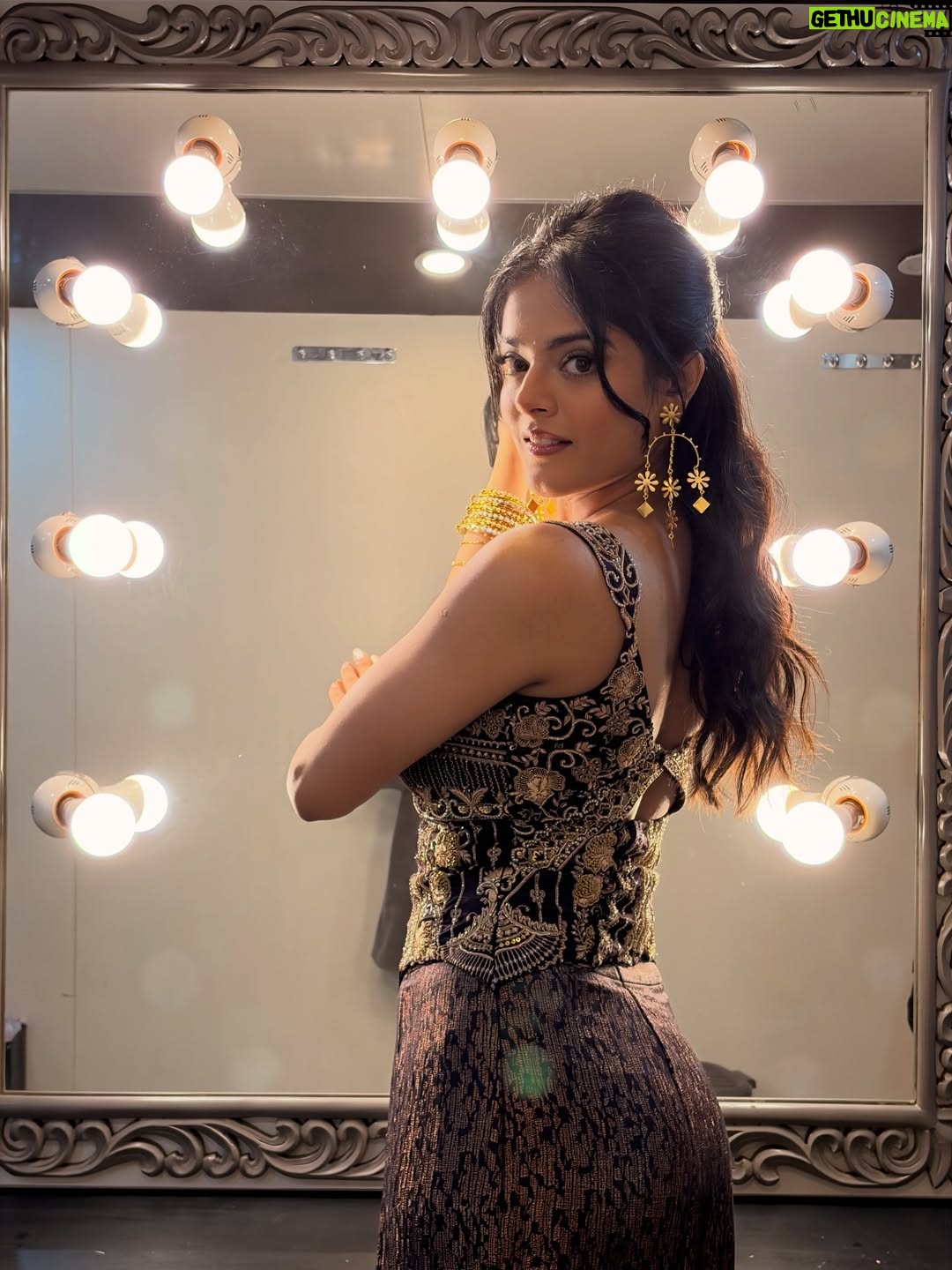 Riddhi Kumar - 65.7K Likes - ✨

Outfit:- @tanva_by_deepika 
Acessories:- @sholdsherni @trishya_jewellery
Styling:- @shefalideora_
Style team:- @aksharamahi7
HMU - @makeuphairbydeepa 
Photographer - @arora.yogesh 🙈
@ohanatalents
