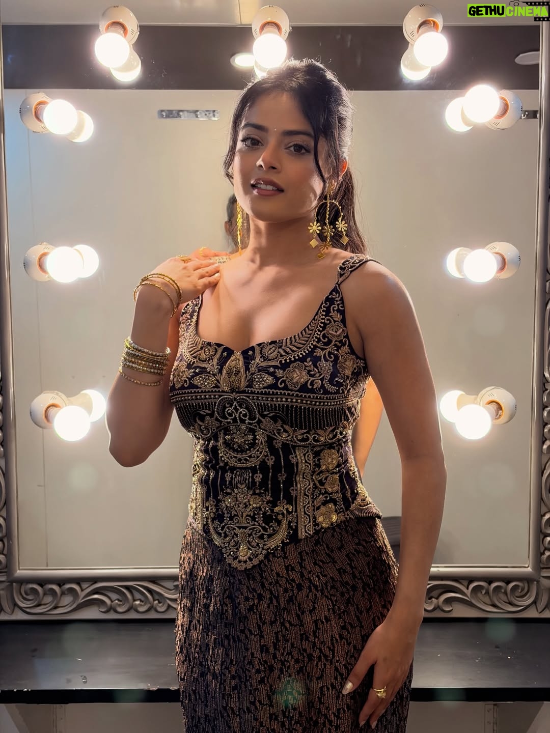 Riddhi Kumar - 65.7K Likes - ✨

Outfit:- @tanva_by_deepika 
Acessories:- @sholdsherni @trishya_jewellery
Styling:- @shefalideora_
Style team:- @aksharamahi7
HMU - @makeuphairbydeepa 
Photographer - @arora.yogesh 🙈
@ohanatalents