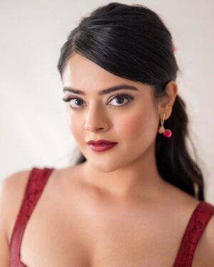 Riddhi Kumar Instagram - Little Red Riding Hood? Or Red Rebelwood? ♥️🫠

Outfit:- @auburban.co 
Acessories:- @sholdsherni @trishya_jewellery
Stylist:- @shefalideora_
Style team:- @shreemahann
Photographer:- @saicharanthejareddyphotography reddyphotography
HMU - @makeuphairbydeepa 
@ohanatalents @rajasaabmovie