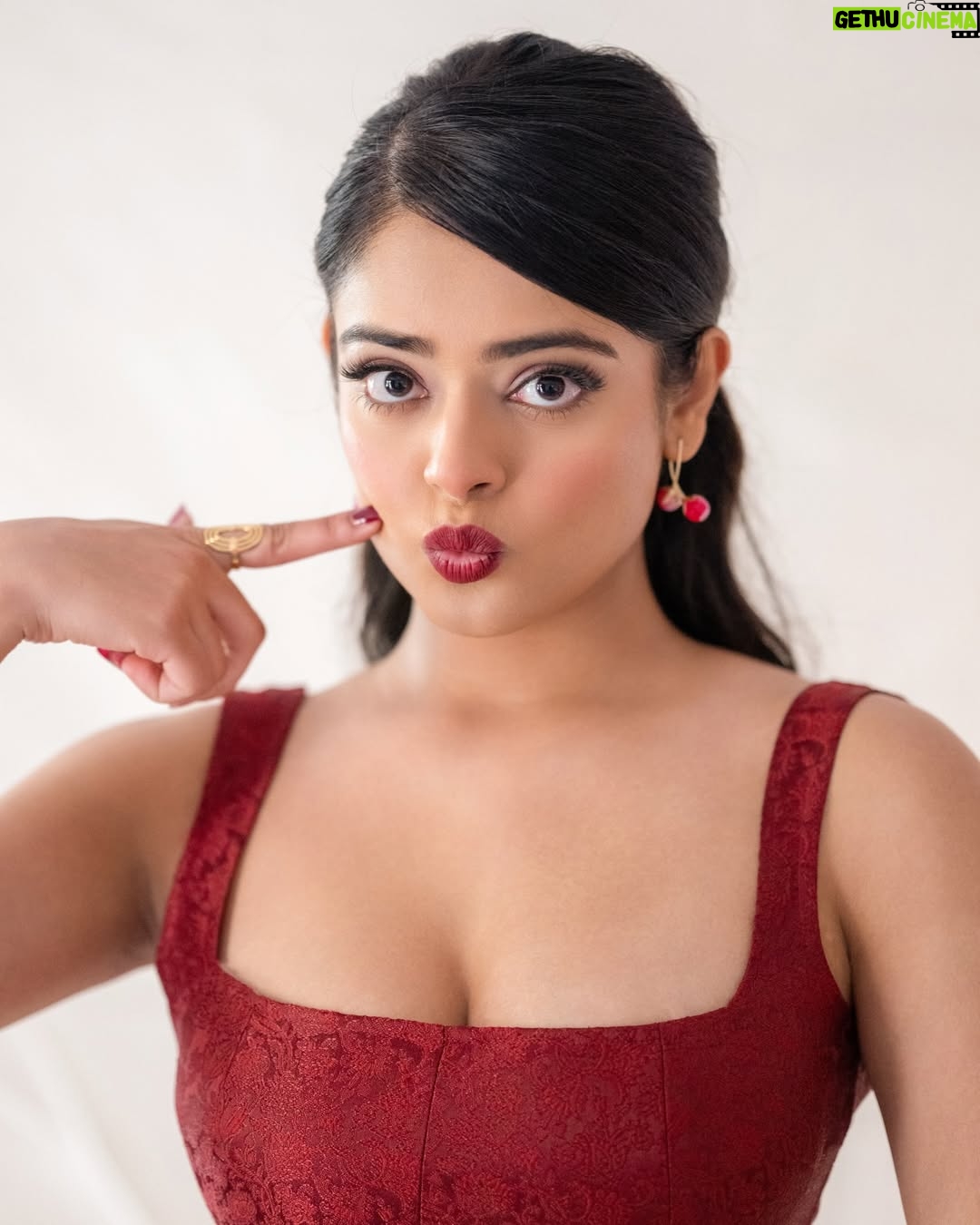 Riddhi Kumar - 95K Likes - Little Red Riding Hood? Or Red Rebelwood? ♥️🫠

Outfit:- @auburban.co 
Acessories:- @sholdsherni @trishya_jewellery
Stylist:- @shefalideora_
Style team:- @shreemahann
Photographer:- @saicharanthejareddyphotography reddyphotography
HMU - @makeuphairbydeepa 
@ohanatalents @rajasaabmovie