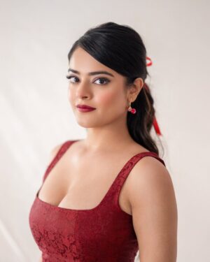 Riddhi Kumar Instagram - Little Red Riding Hood? Or Red Rebelwood? ♥️🫠

Outfit:- @auburban.co 
Acessories:- @sholdsherni @trishya_jewellery
Stylist:- @shefalideora_
Style team:- @shreemahann
Photographer:- @saicharanthejareddyphotography reddyphotography
HMU - @makeuphairbydeepa 
@ohanatalents @rajasaabmovie