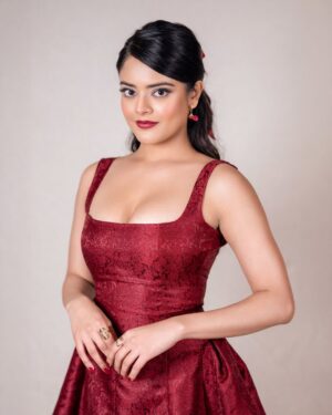 Riddhi Kumar Instagram - Little Red Riding Hood? Or Red Rebelwood? ♥️🫠

Outfit:- @auburban.co 
Acessories:- @sholdsherni @trishya_jewellery
Stylist:- @shefalideora_
Style team:- @shreemahann
Photographer:- @saicharanthejareddyphotography reddyphotography
HMU - @makeuphairbydeepa 
@ohanatalents @rajasaabmovie