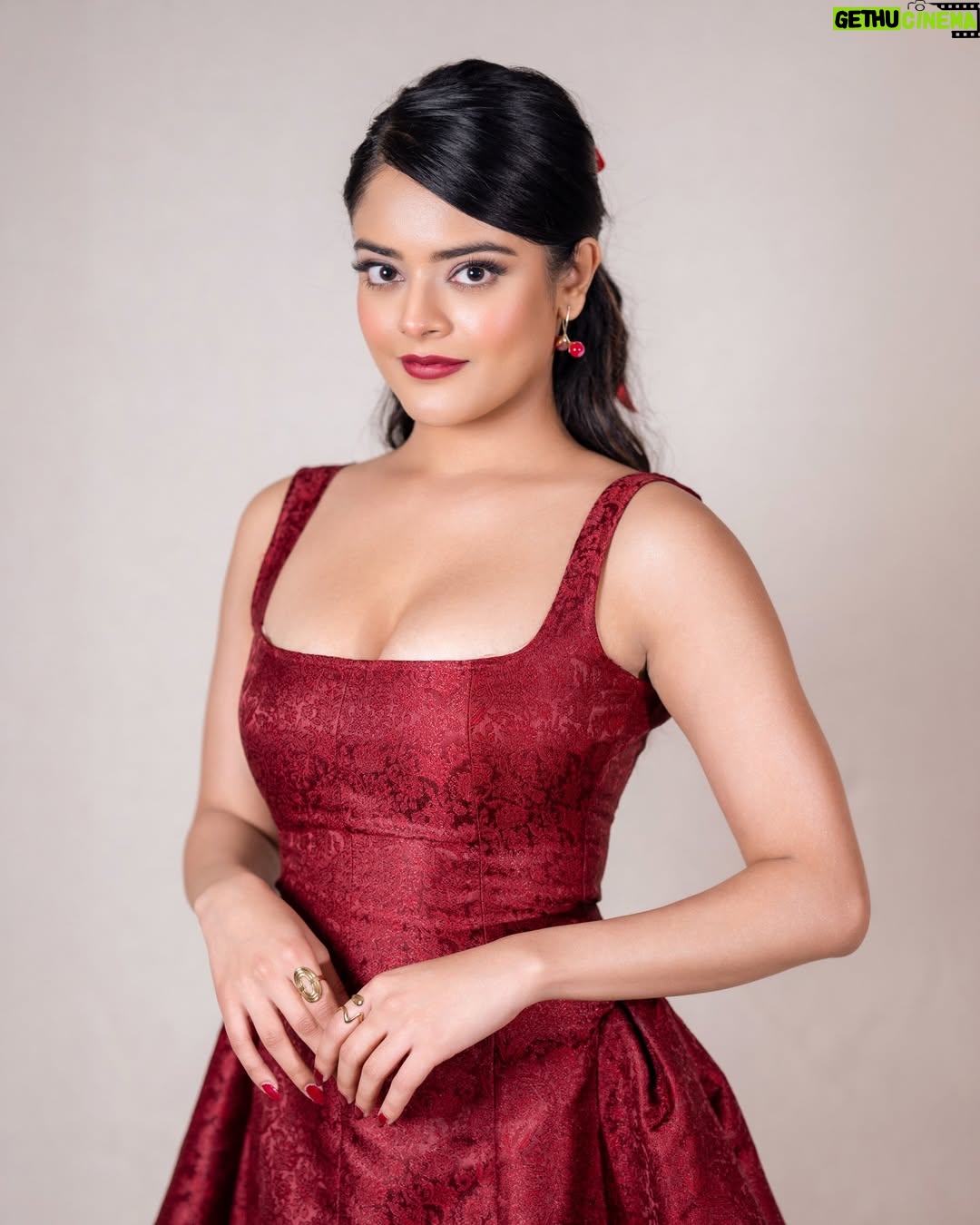 Riddhi Kumar - 95K Likes - Little Red Riding Hood? Or Red Rebelwood? ♥️🫠

Outfit:- @auburban.co 
Acessories:- @sholdsherni @trishya_jewellery
Stylist:- @shefalideora_
Style team:- @shreemahann
Photographer:- @saicharanthejareddyphotography reddyphotography
HMU - @makeuphairbydeepa 
@ohanatalents @rajasaabmovie
