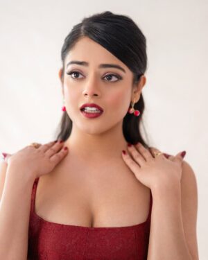 Riddhi Kumar Instagram - Little Red Riding Hood? Or Red Rebelwood? ♥️🫠

Outfit:- @auburban.co 
Acessories:- @sholdsherni @trishya_jewellery
Stylist:- @shefalideora_
Style team:- @shreemahann
Photographer:- @saicharanthejareddyphotography reddyphotography
HMU - @makeuphairbydeepa 
@ohanatalents @rajasaabmovie