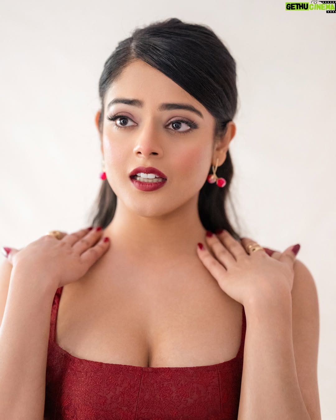 Riddhi Kumar - 95K Likes - Little Red Riding Hood? Or Red Rebelwood? ♥️🫠

Outfit:- @auburban.co 
Acessories:- @sholdsherni @trishya_jewellery
Stylist:- @shefalideora_
Style team:- @shreemahann
Photographer:- @saicharanthejareddyphotography reddyphotography
HMU - @makeuphairbydeepa 
@ohanatalents @rajasaabmovie