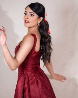 Riddhi Kumar Instagram - Little Red Riding Hood? Or Red Rebelwood? ♥️🫠

Outfit:- @auburban.co 
Acessories:- @sholdsherni @trishya_jewellery
Stylist:- @shefalideora_
Style team:- @shreemahann
Photographer:- @saicharanthejareddyphotography reddyphotography
HMU - @makeuphairbydeepa 
@ohanatalents @rajasaabmovie