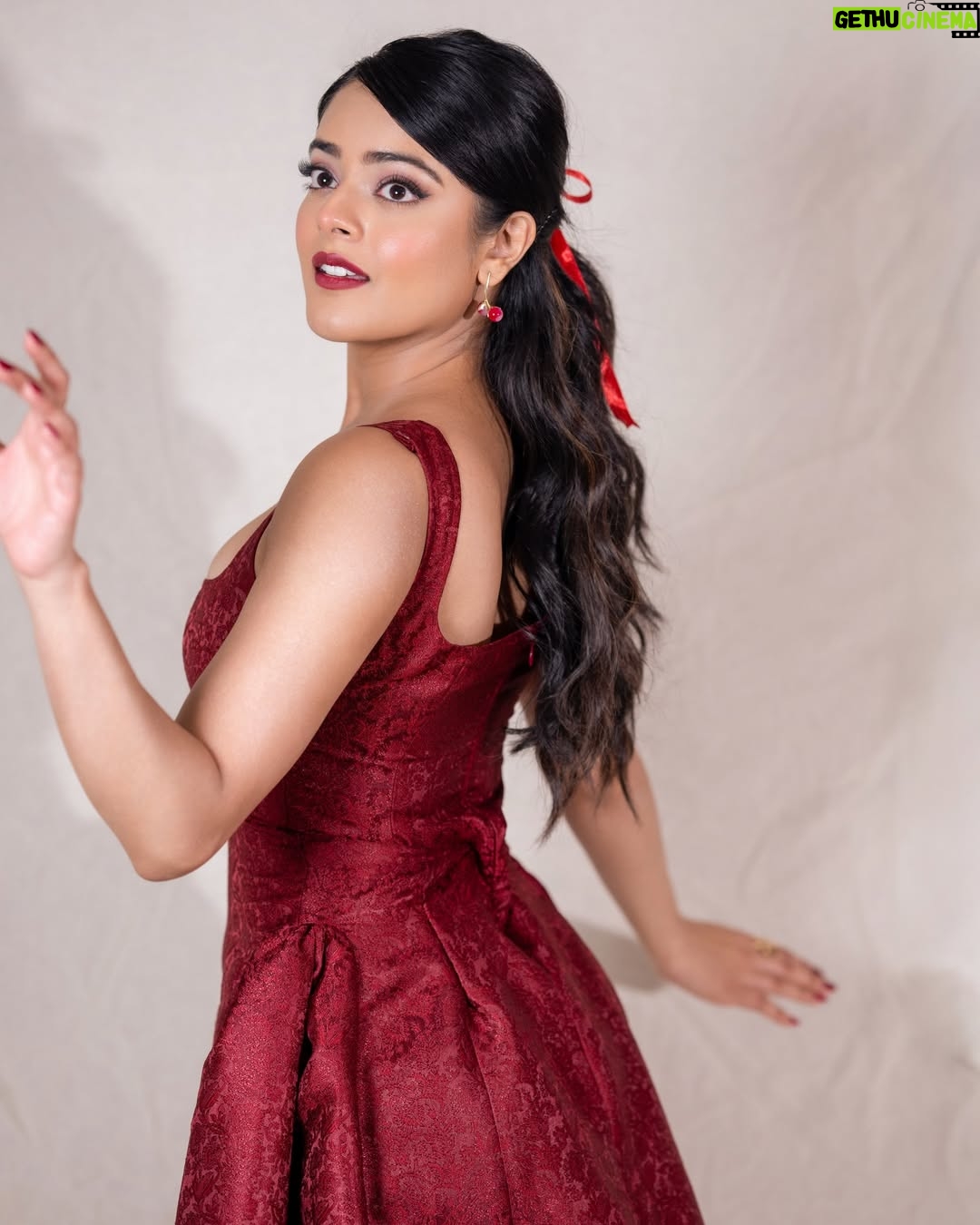 Riddhi Kumar - 95K Likes - Little Red Riding Hood? Or Red Rebelwood? ♥️🫠

Outfit:- @auburban.co 
Acessories:- @sholdsherni @trishya_jewellery
Stylist:- @shefalideora_
Style team:- @shreemahann
Photographer:- @saicharanthejareddyphotography reddyphotography
HMU - @makeuphairbydeepa 
@ohanatalents @rajasaabmovie