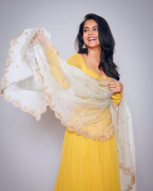 Riddhi Kumar Instagram - Let the only contagion for us all be laughter 💛✨

Sunshine state of mind ☀️🧏🏻‍♀️🌻