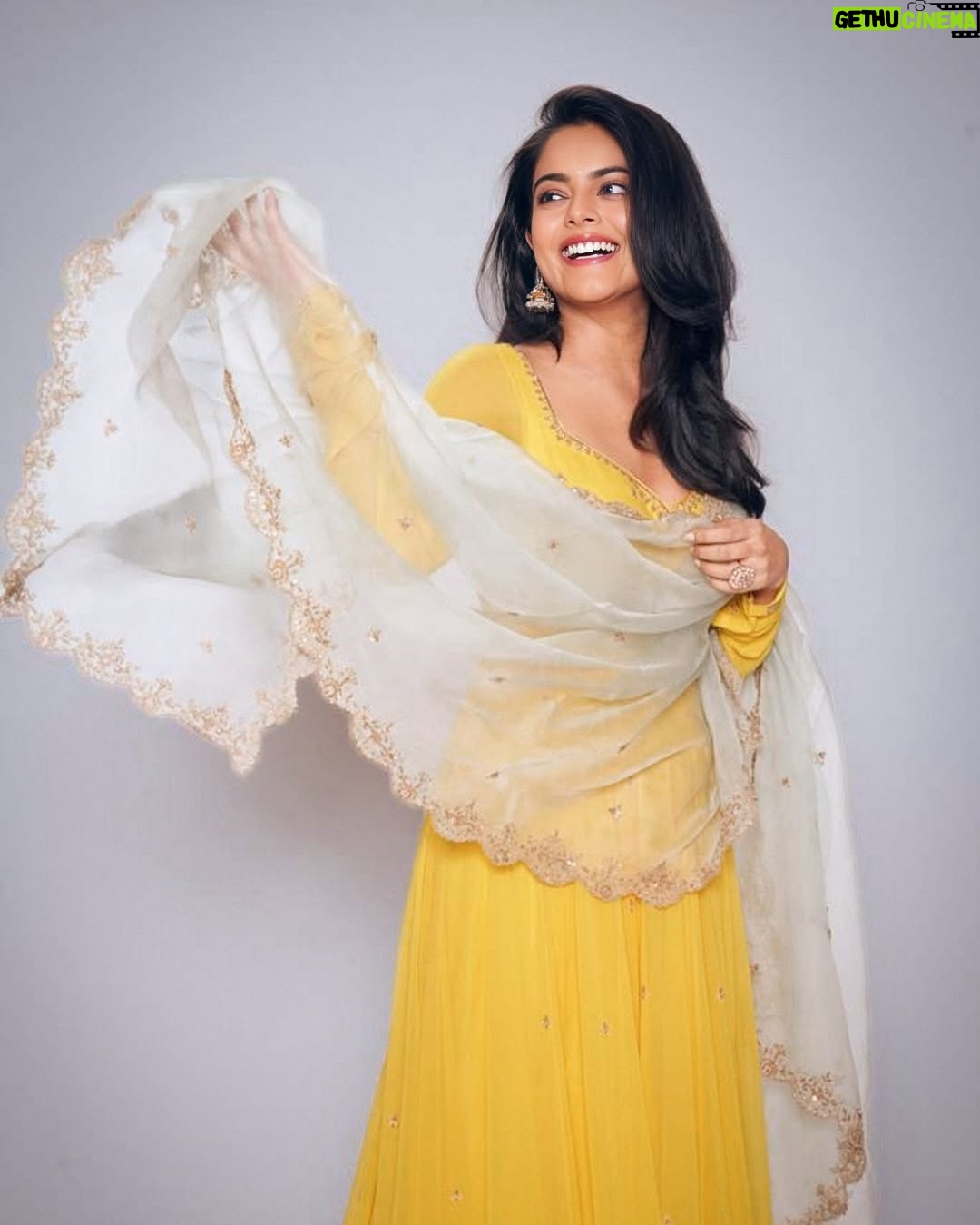 Riddhi Kumar - 41.9K Likes - Let the only contagion for us all be laughter 💛✨

Sunshine state of mind ☀️🧏🏻‍♀️🌻