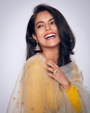 Riddhi Kumar Instagram - Let the only contagion for us all be laughter 💛✨

Sunshine state of mind ☀️🧏🏻‍♀️🌻