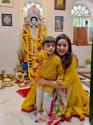 Ridhima Ghosh Instagram - A special Saraswati Pujo for us. Dheer’s haate khori, surrounded by friends, family, and grandparents.
Moments filled with blessings, warmth, and quiet joy. Truly grateful for days like these and the people who make them special.
সকলকে সরস্বতী পুজোর শুভেচ্ছা। 🌼📚