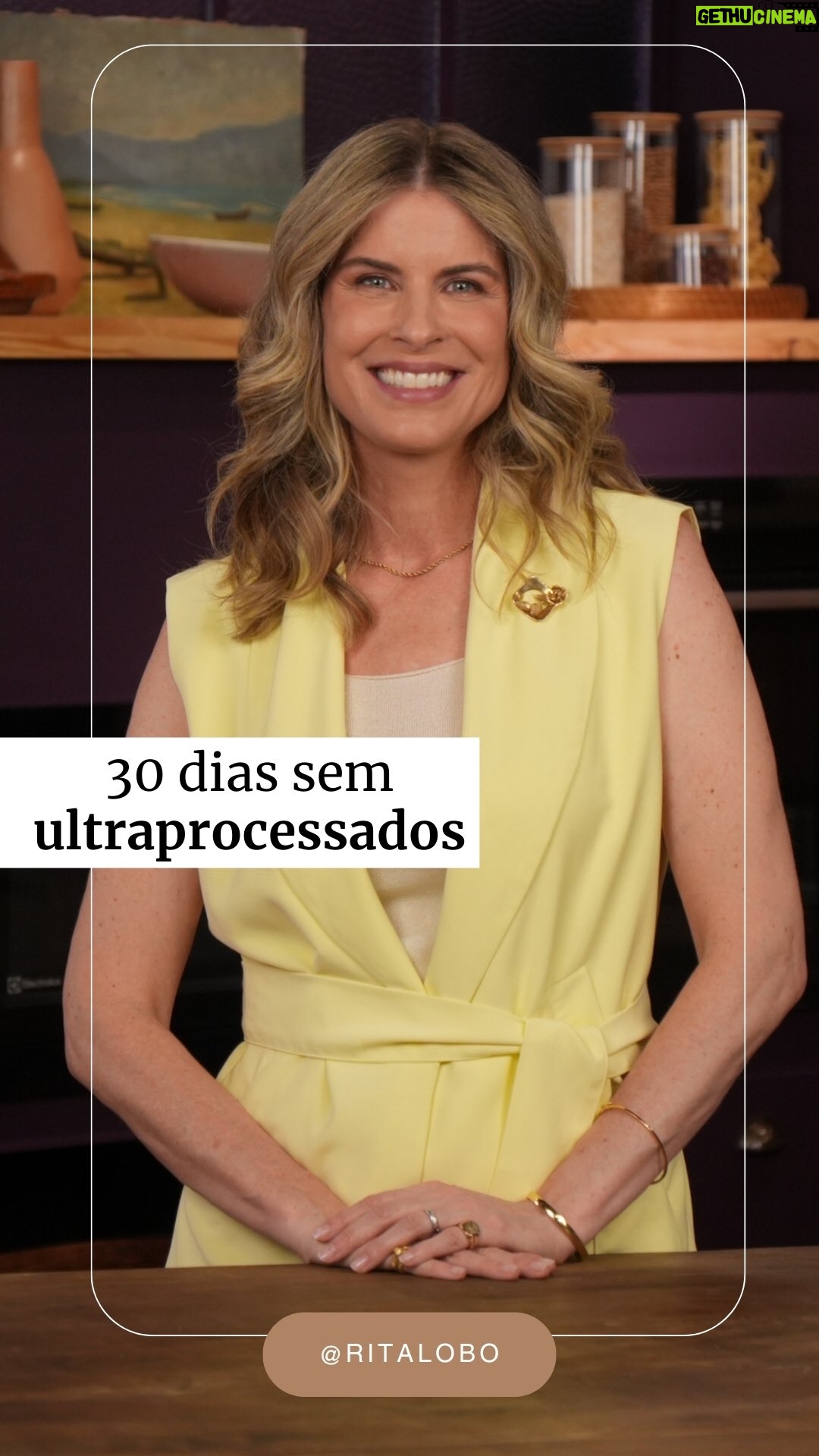 Rita Lobo - 39.2K Likes - DESAFIO 30 DIAS SEM ULTRAPROCESSADOS - Uma jornalista e a filha de 8 anos decidiram ficar um mês sem comer nada que tivesse na lista de ingredientes nomes difíceis de pronunciar –ou seja, ultraprocessados. 

Ela conta que em 10 dias começou a sentir os primeiros efeitos da mudança de hábito: AQUELA VONTADE DE FICAR BELISCANDO SIMPLESMENTE SUMIU. 

Com a filha não foi diferente: ela começou a comer melhor e, inclusive, a provar mais tipos de alimentos. 

Os resultados foram tão positivos que a família toda decidiu continuar sem ultraprocessados, mesmo depois dos 30 dias. Inclusive o marido, que no início torceu o nariz para o desafio! 

Esse tipo de desafio é muito eficiente pra ajudar na transformação de hábitos. E no Panelinha, vira e mexe, a gente promove uns desafios pra ajudar a excluir os ultraprocessados da alimentação. Quer vir com a gente?

Quando você corta os ultraprocessados, até o paladar recalibra: a cenoura volta a ser doce, o amarguinho da couve não assusta… Preparei uma página especial com receitas que vão turbinar a sua alimentação com comida de verdade, sem ultraprocessados.

Comenta “PANELINHA” que eu mando o link na sua DM.