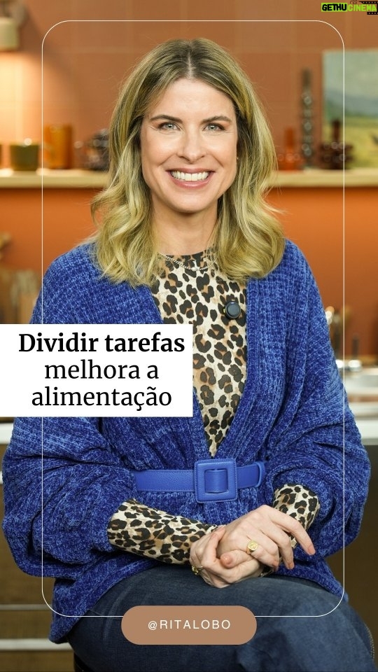 Rita Lobo - 31.8K Likes - ESTRATÉGIA PRA MELHORAR A ALIMENTAÇÃO DA FAMÍLIA - Quem me segue já sabe da importância de evitar os ultraprocessados. Eles prometem praticidade, mas entregam produtos que estão adoecendo as populações. 

Os estudos epidemiológicos mostram que quanto maior o consumo, piores os indicadores de saúde. E o oposto se confirma: mais comida de verdade, mais saúde e longevidade.

O problema é que criar um cardápio semanal, fazer compras, cozinhar, por à mesa, tirar, lavar a louça, guardar tudo… É muita coisa pra uma pessoa só! E na maioria dos lares, essas tarefas recaem sobre as mulheres. 

Dividir as tarefas ajuda a equilibrar a carga física e mental e, com isso, sobra tempo e disposição para fazer refeições mais completas e nutritivas. E envolver os filhos adolescentes nas tarefas da cozinha vai ensinar a eles sobre alimentação, sobre o preparo dos ingredientes e, claro, sobre hábitos saudáveis.

Alimentação não é assunto de dona de casa, é da casa toda, homens, mulheres e adolescentes também. Já pra cozinha!
