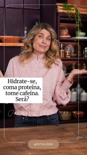 Rita Lobo Instagram - Você chama carne de proteína? Então não pode perder esse vídeo. Já salva e manda para todo mundo na família. 

Chamar a comida pelo macronutriente estimula o consumo de ultraprocessados. Se o que você busca é a proteína, tanto faz se está comendo carne, arroz com feijão (que é fonte de proteína vegetal), um iogurte proteico cheio de adoçante, emulsificante e outros aditivos químicos… Ou mesmo um whey ultraprocessado.

Percebeu? O nutricionismo, ou reducionismo nutricional, reduz o alimento ao nutriente, e a comida de verdade, variada, feita em casa, perde o espaço na mesa. 

E isso não fica só na proteína. O pão é carbo. O cafezinho virou dose de cafeína.

E o ato de comer, que deveria ser cultural, afetivo, cotidiano, vira só uma transação comercial. 

Os ultraprocessados são formulações industriais, feitas com isolados proteicos, amidos modificados e outras substâncias, que levam aditivos químicos, como corantes, aromatizantes e emulsificantes. Eles passam por tantos processos industriais que o nosso organismo nem entende mais como alimento. 

E isso tá custando caro pra nossa saúde! O consumo de ultraprocessados tá diretamente ligado ao aumento de doenças graves, como obesidade, diabetes tipo 2, doenças cardíacas e até depressão. É por isso que eu sempre digo: coma comida, e não nutrientes. Ai, desculpa, essa frase não é minha, é do Michael Pollan. Beijos!

No Panelinha.com.br tem muitas receitas –sem ultraprocessados– para você fazer em casa. É só correr lá!